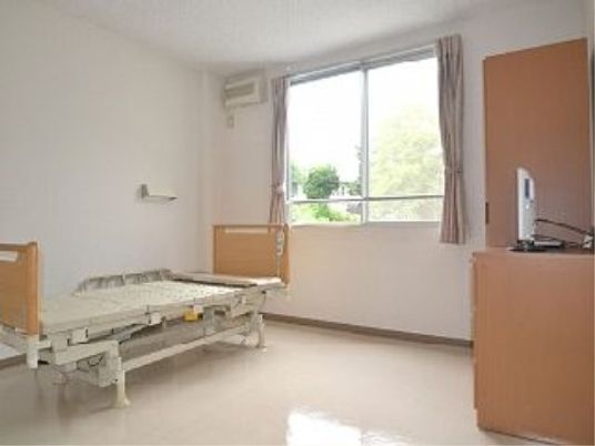 明るい個室の居室
