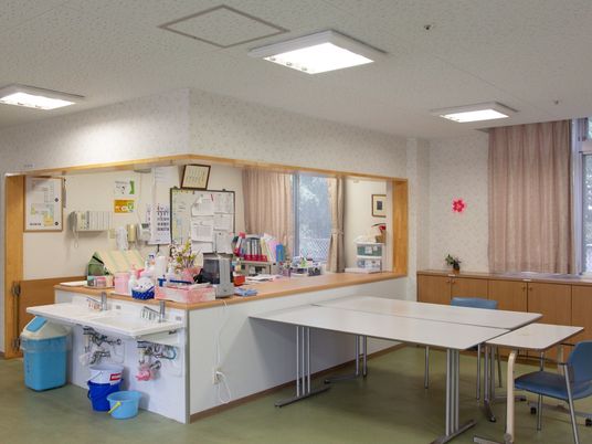  機能訓練室の設備と机  