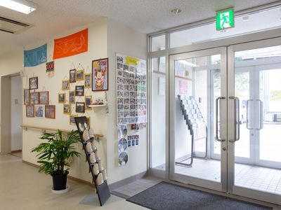 エントランスの明るい雰囲気 