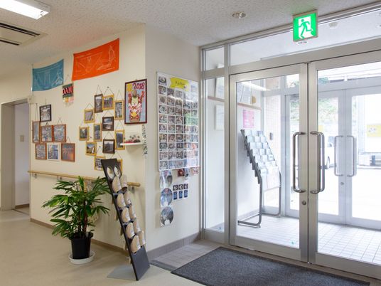 エントランスの明るい雰囲気 