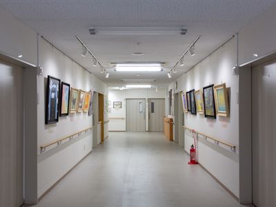 アートが飾られた廊下 