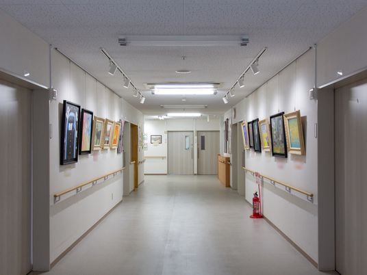 アートが飾られた廊下 