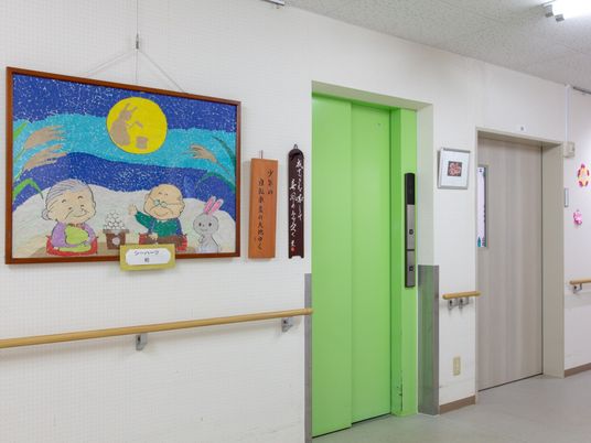  手作りのイラストが飾られた廊下  