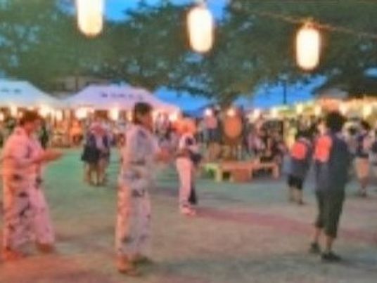 夕暮れ時の賑やかな夏祭り