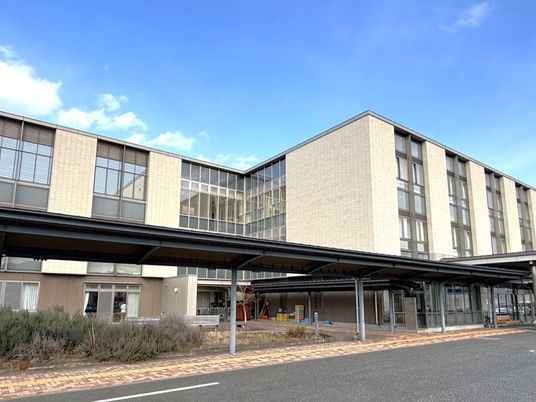 明るい建物の外観  