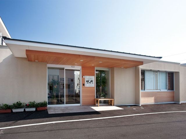 施設の外観 外観   大きなひさしがある出入口で、車寄せもしやすそうです。明るい色合いの外壁とすっきりした造りが印象的です。