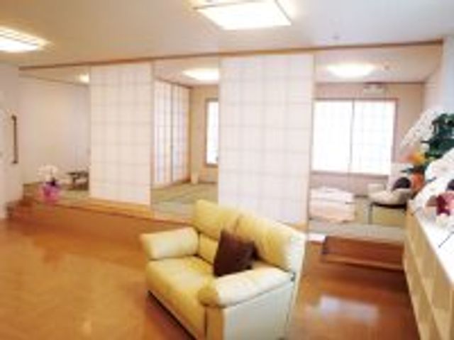 柔らかな光と和室 和室 柔らかな自然光が差し込む和室です。畳の空間でゆったりと過ごすことができます。