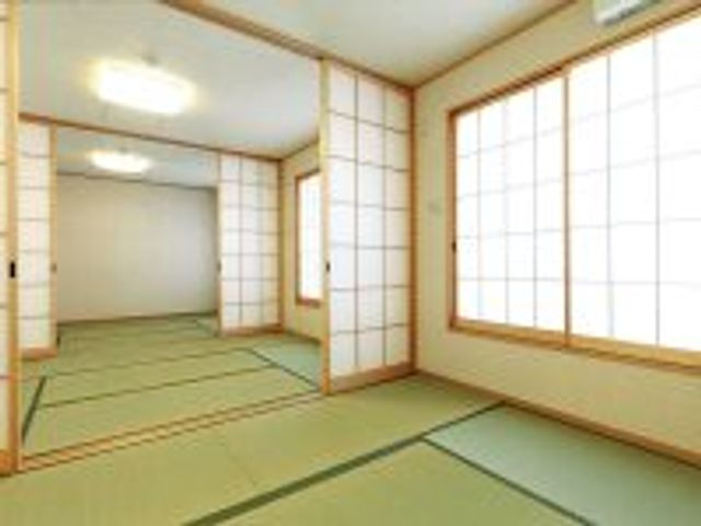 和室 和室 広々とした和室で心地よい空間が広がっています。自然光が差し込み、落ち着いた雰囲気を感じられます。