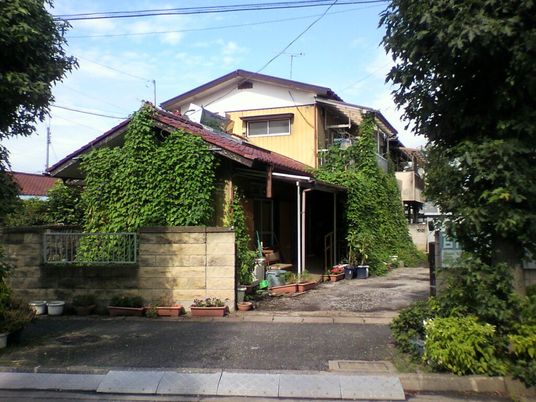 緑に覆われた建物外観  