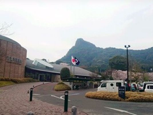 山と建物の外観  