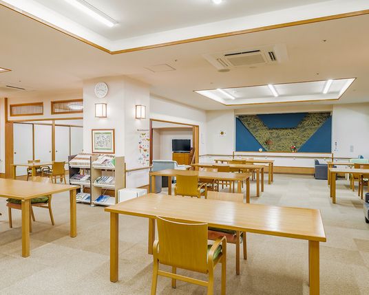 共有スペースの明るい居室