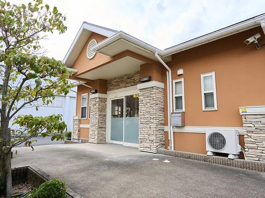 明るい外観の建物前  