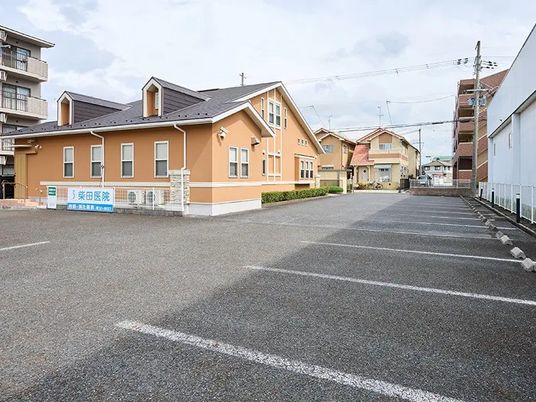 建物外観と駐車場  