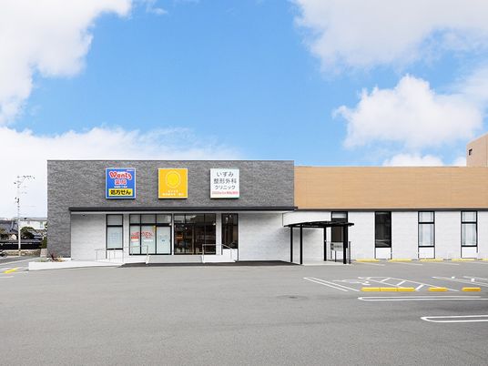 明るい外観の建物前  