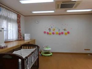明るい共有室の一角  