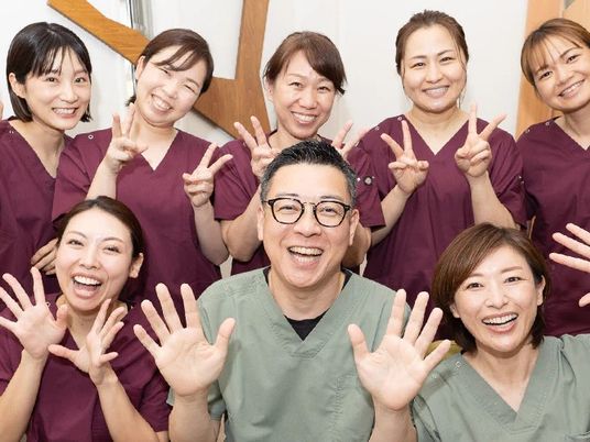 笑顔の職員集合の廊下  