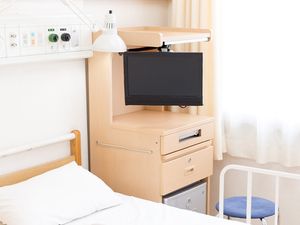 明るい居室のベッド脇  