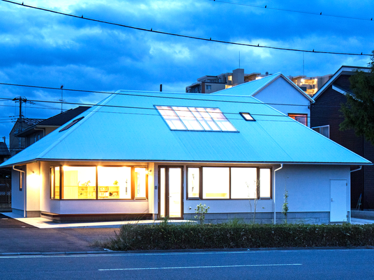 外観の明るい建物  