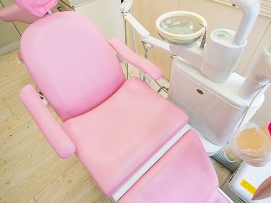 ピンクの理美容室の椅子  