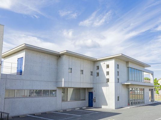 明るい外観の建物  