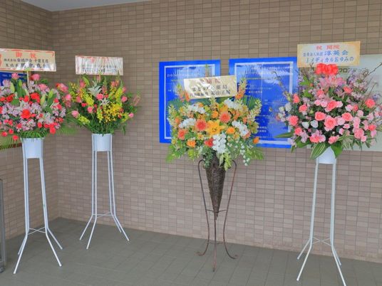 華やかな花の飾りのあるロビー  