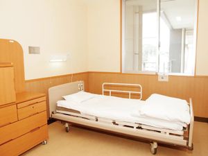 ベッドと収納のある居室  