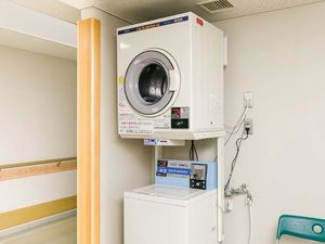 乾燥機と洗濯機のあるコインランドリー  