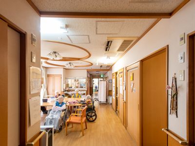 居室前の廊下と生活風景