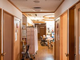 廊下と居住者の様子