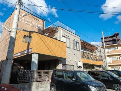 木目調外壁の建物外観