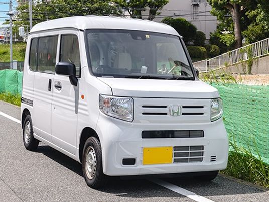 送迎車が停車する外観  