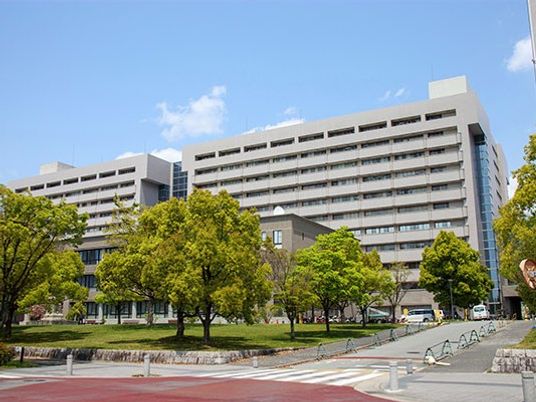 緑に囲まれた外観  