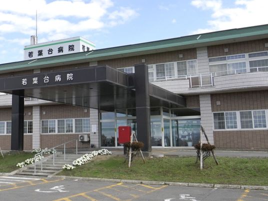 病院の正面玄関  