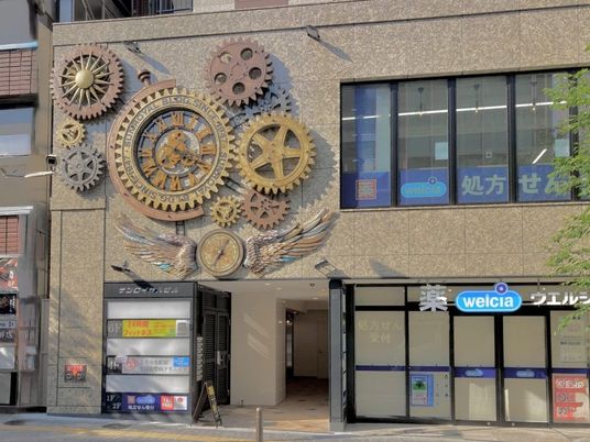 薬局が入る建物外観  