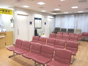 待合席が並ぶ内観  
