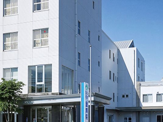 白い建物の外観  
