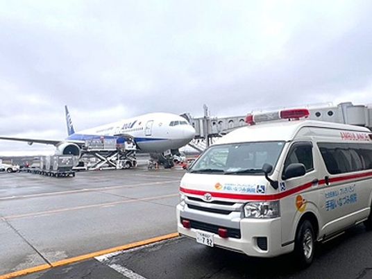 送迎車と飛行機の空港  