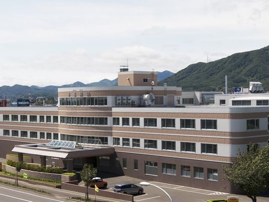 山を望む施設外観  