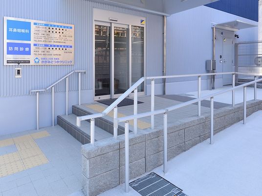 スロープ付きの出入口  