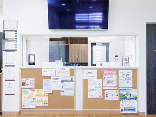 掲示物のある受付  