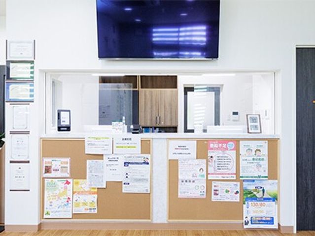 掲示物のある受付  
