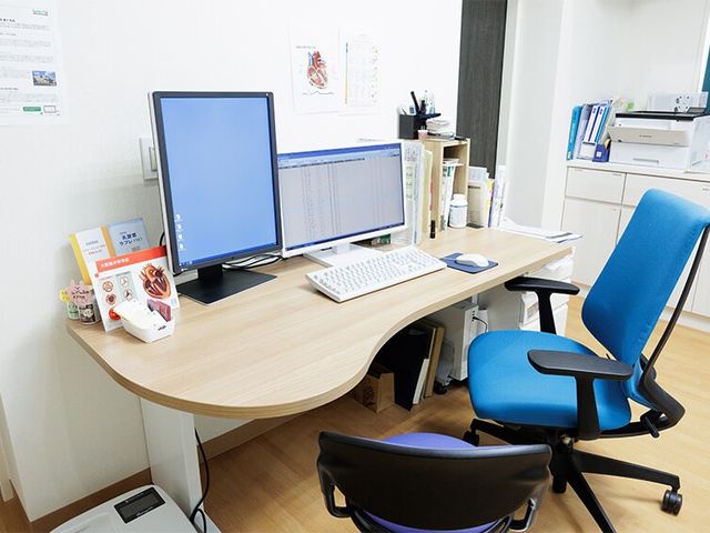 事務作業机 休憩室   明るい室内にデスクとパソコンが整えられており、落ち着いて事務作業をしやすそうです。青い椅子もあり、作業中の座り心地にも配慮されています。