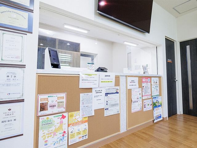 掲示物のある受付 フロント   明るい受付まわりで、掲示物が見やすく並んでいます。来訪時の案内や情報共有がしやすそうな空間です。