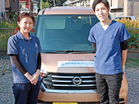 送迎車とスタッフの外観  