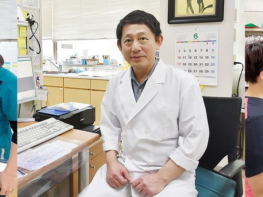 診察室の男性職員  