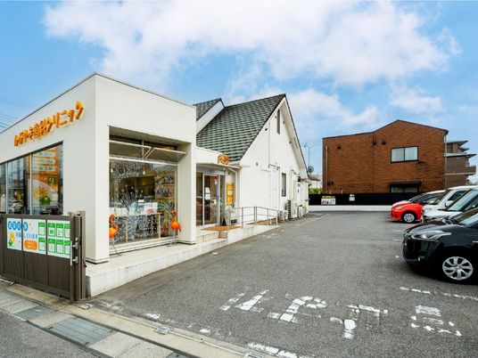 建物外観と駐車場外観  