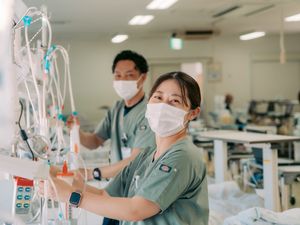 医療機器の前のスタッフ  
