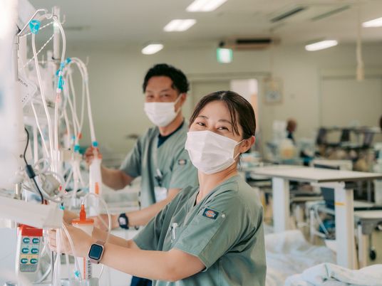 医療機器の前のスタッフ  