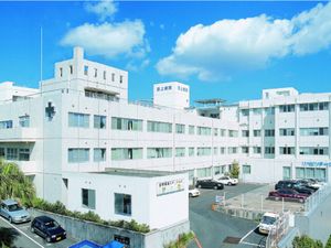 白い病院の外観  