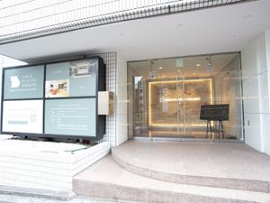 明るい入口の外観  